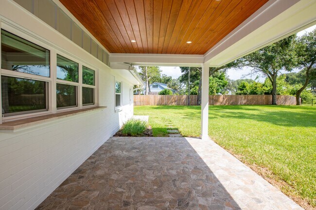 Building Photo - 51 Fairway Ln
