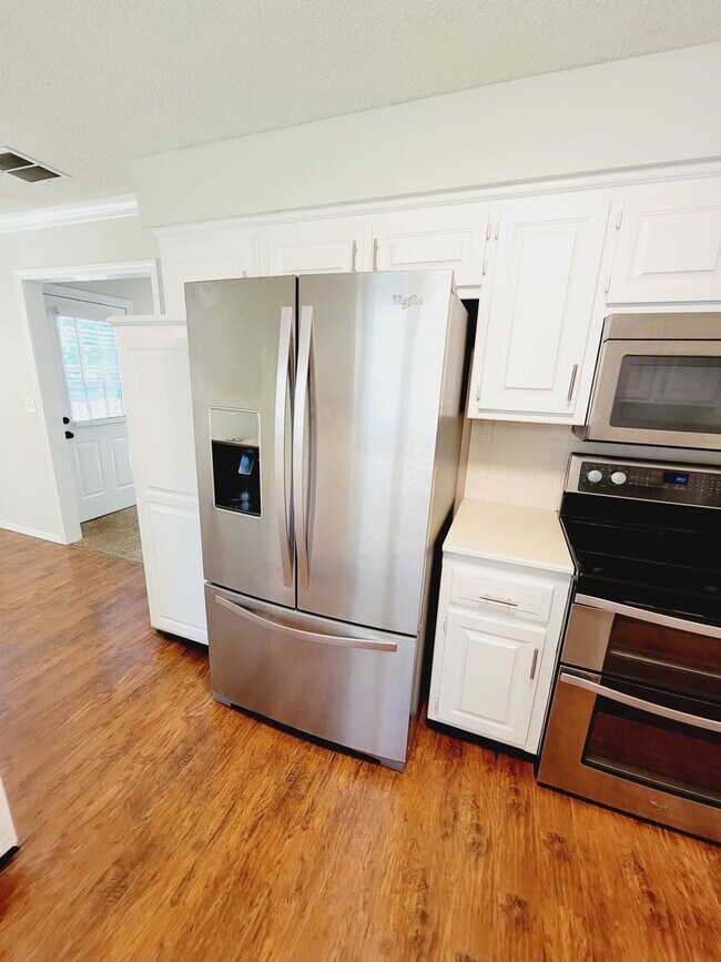 Building Photo - Primrose Market Place Area - Mission Hills Subdivision