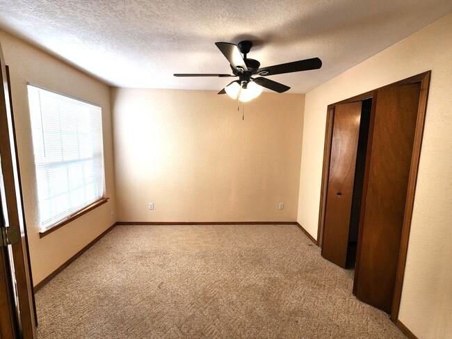 Building Photo - 2050 Pinecone Way