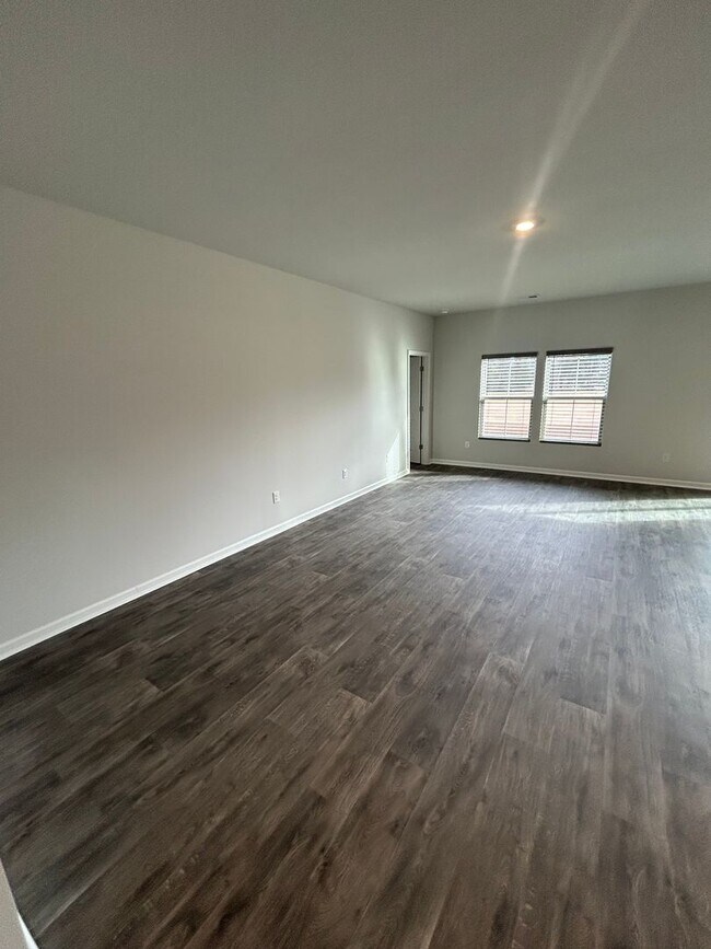 Building Photo - Field View 4BD/ 2BA