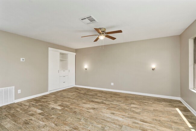 Building Photo - 3411 Balboa Cir
