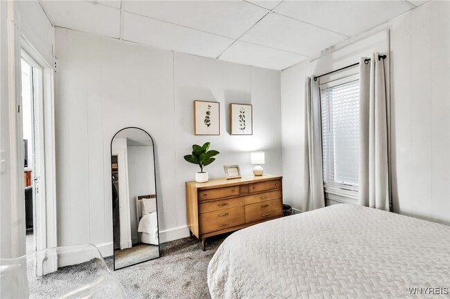 Building Photo - 102 Main St