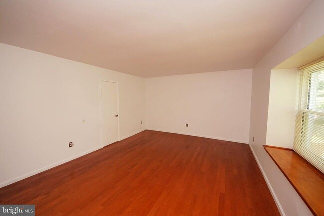 Building Photo - 10 Catbird Ct