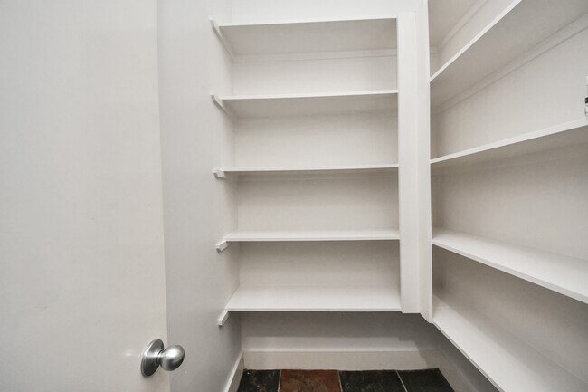 Building Photo - 2911 Chartres St