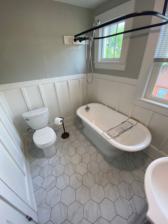 Building Photo - 1022 Hamilton Avenue