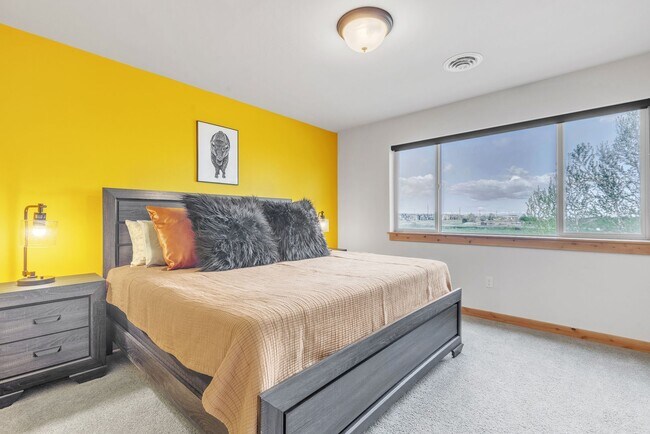 Building Photo - Furnished townhome w/ 2-car garage, backyard & EV charging