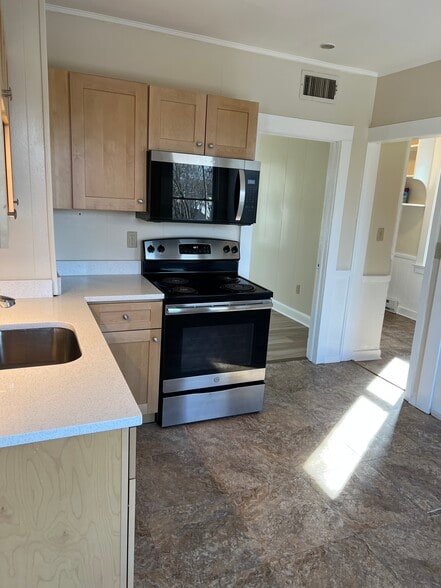 Building Photo - 63 Wood St