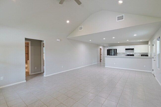 Building Photo - Charming 3/2 Minutes from Downtown NBTX