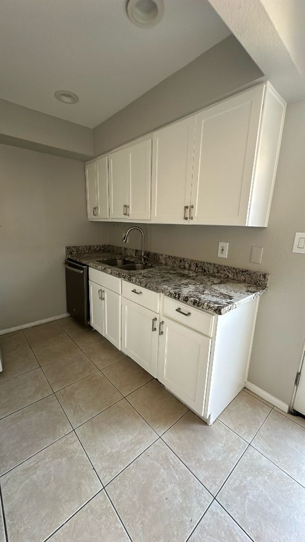 Building Photo - Updated 2 Bed/1 Bath Condo at 43rd Ave & I...