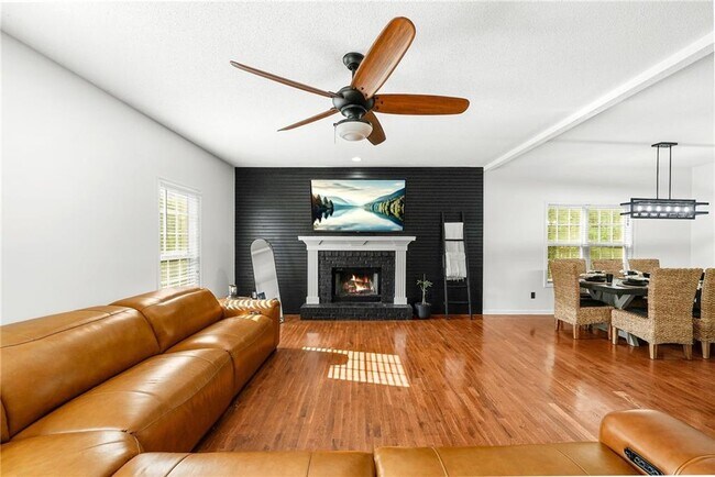 Building Photo - 176 Oak Leaf Dr