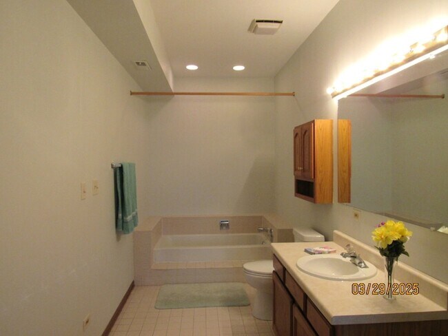 Building Photo - 1735 Chesapeake Ln