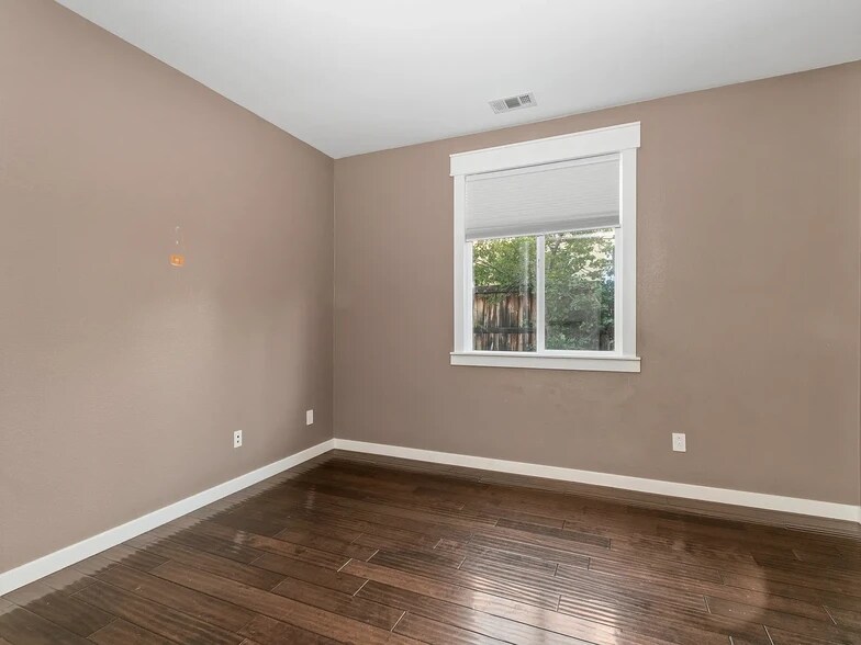 Building Photo - 38152 Mulligan Dr