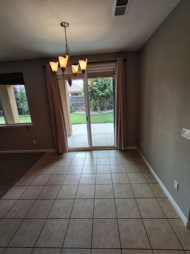 Building Photo - 880 Raccoon Valley Dr
