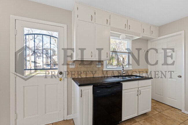 Building Photo - 3408 S Hiram Ave