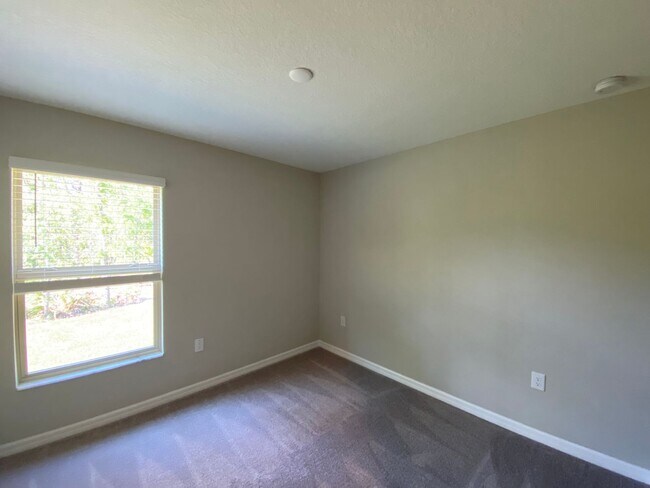 Building Photo - SW location 4/2/2 **WON'T LAST**