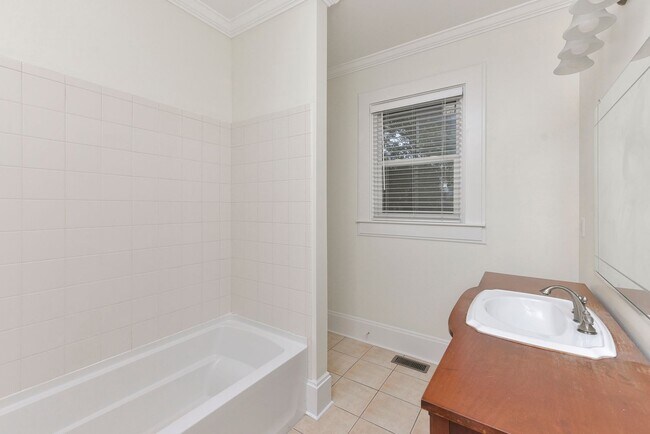 Building Photo - Cozy 3BR/2BA Home Steps from USC – PRE-LEA...