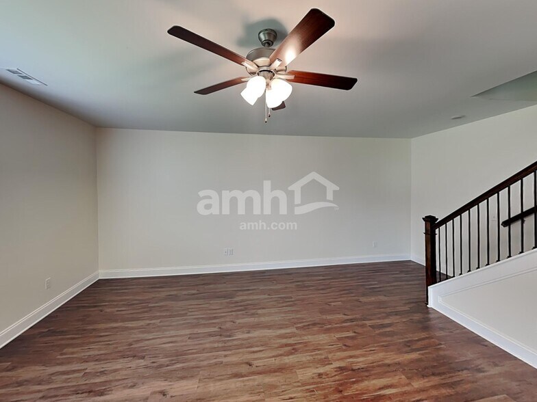 Building Photo - 5220 Valor Dr