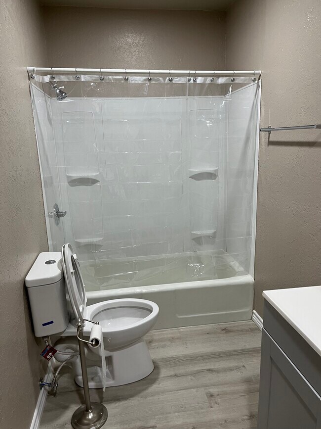 Building Photo - 215 W Grand St