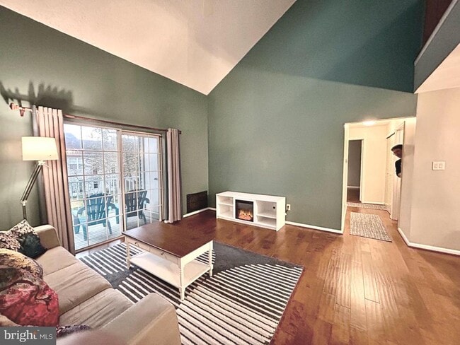 Building Photo - 904B Oliphant Ln