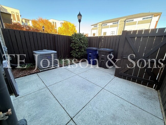 Building Photo - Modern Three Level Townhome in the Heart of Winston Salem