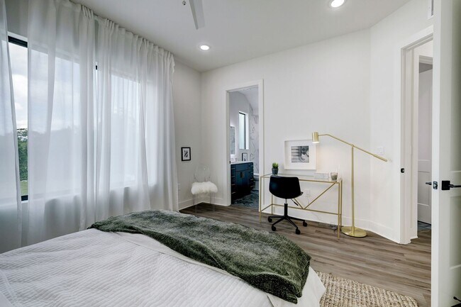 Building Photo - University Oaks – Modern Luxury Living in the Heart of Houston