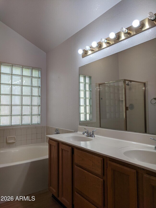 Building Photo - 1321 N Jamaica Way