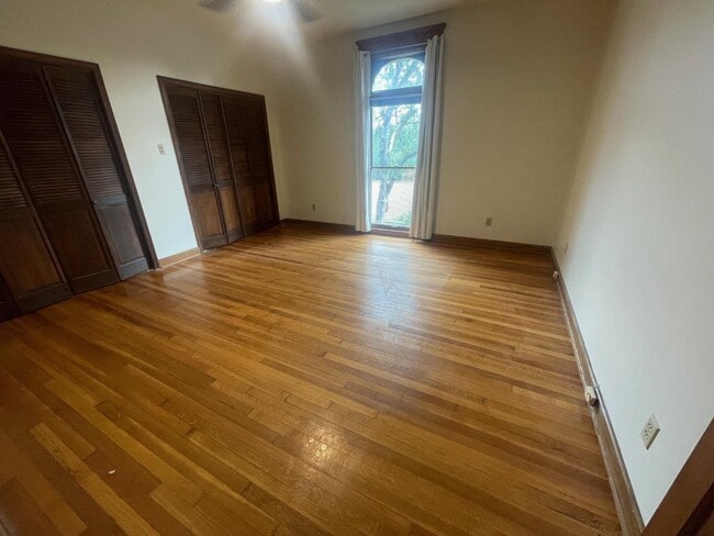 Building Photo - 4611 Woodlawn Dr