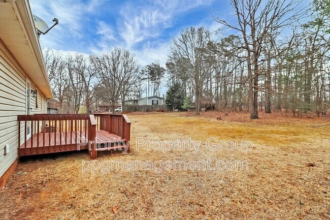 Building Photo - 225 Pineland Ave