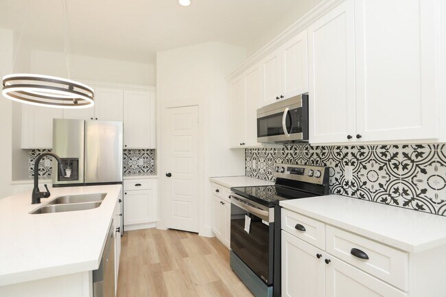 Building Photo - For Lease | 4 Bed, 2.5 Bath | 1,450 Sq Ft |