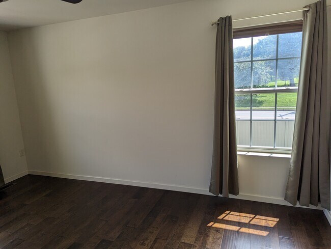 Building Photo - 5 Auction Dr