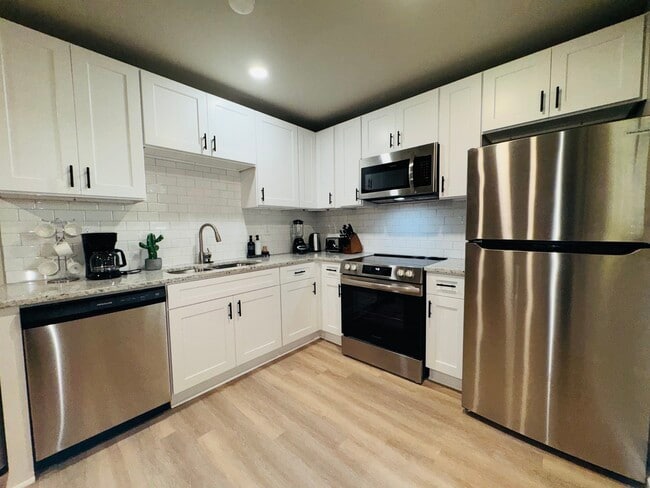 Building Photo - 2447 McAlpine Terrace