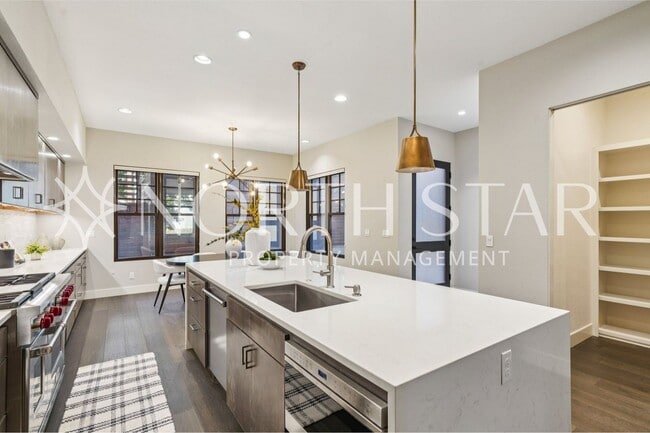 Building Photo - Luxury Living in the Heart of Lake Oswego: Stylish 3-Story Townhouse