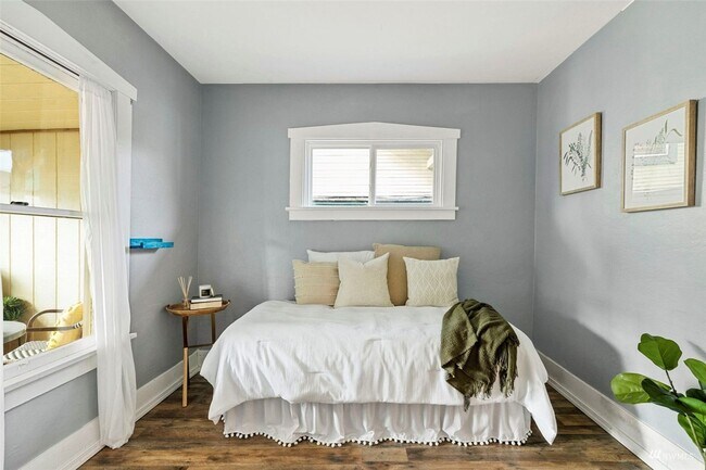 Building Photo - Modern Comfort Meets Vintage Charm – Just Minutes from the Ferry!