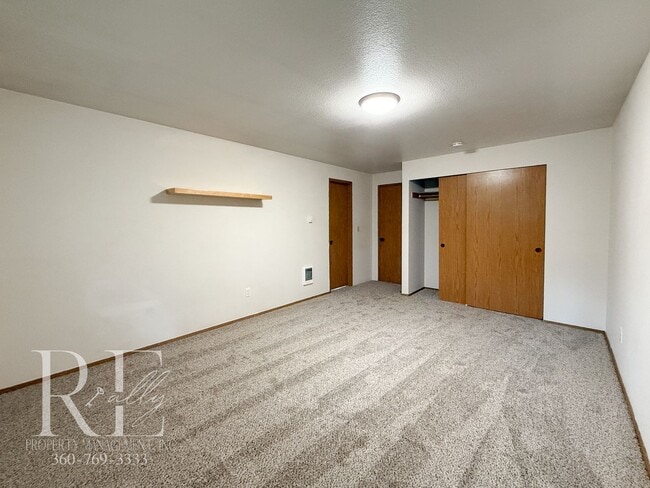 Building Photo - Vaulted Ceilings, Skylights & a True Primary Suite in This Gig Harbor Duplex