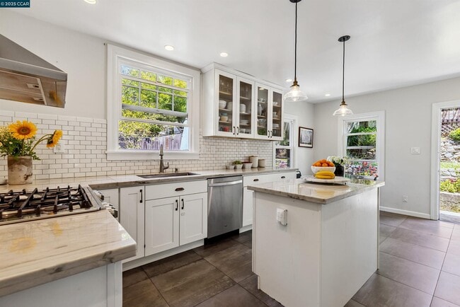 Building Photo - 1048 Leo Way
