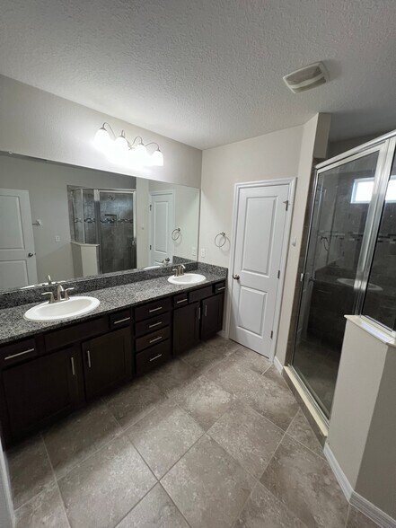Building Photo - 3 Bed/2.5 Bath