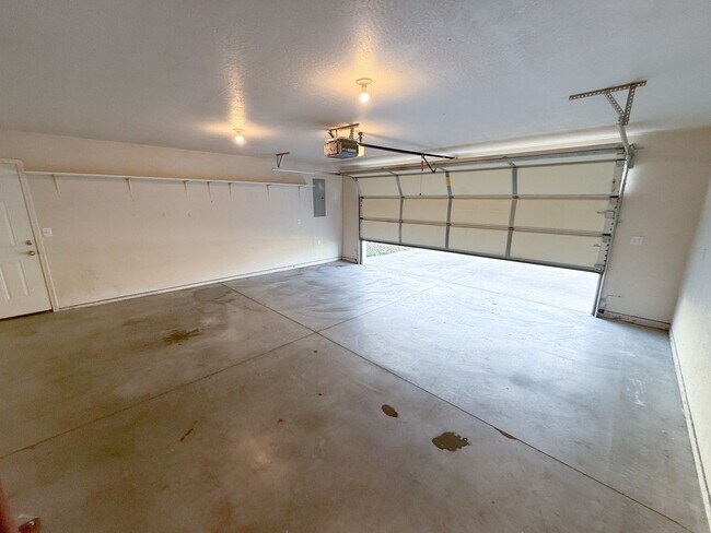 Building Photo - Three Bedroom, Two Bath House