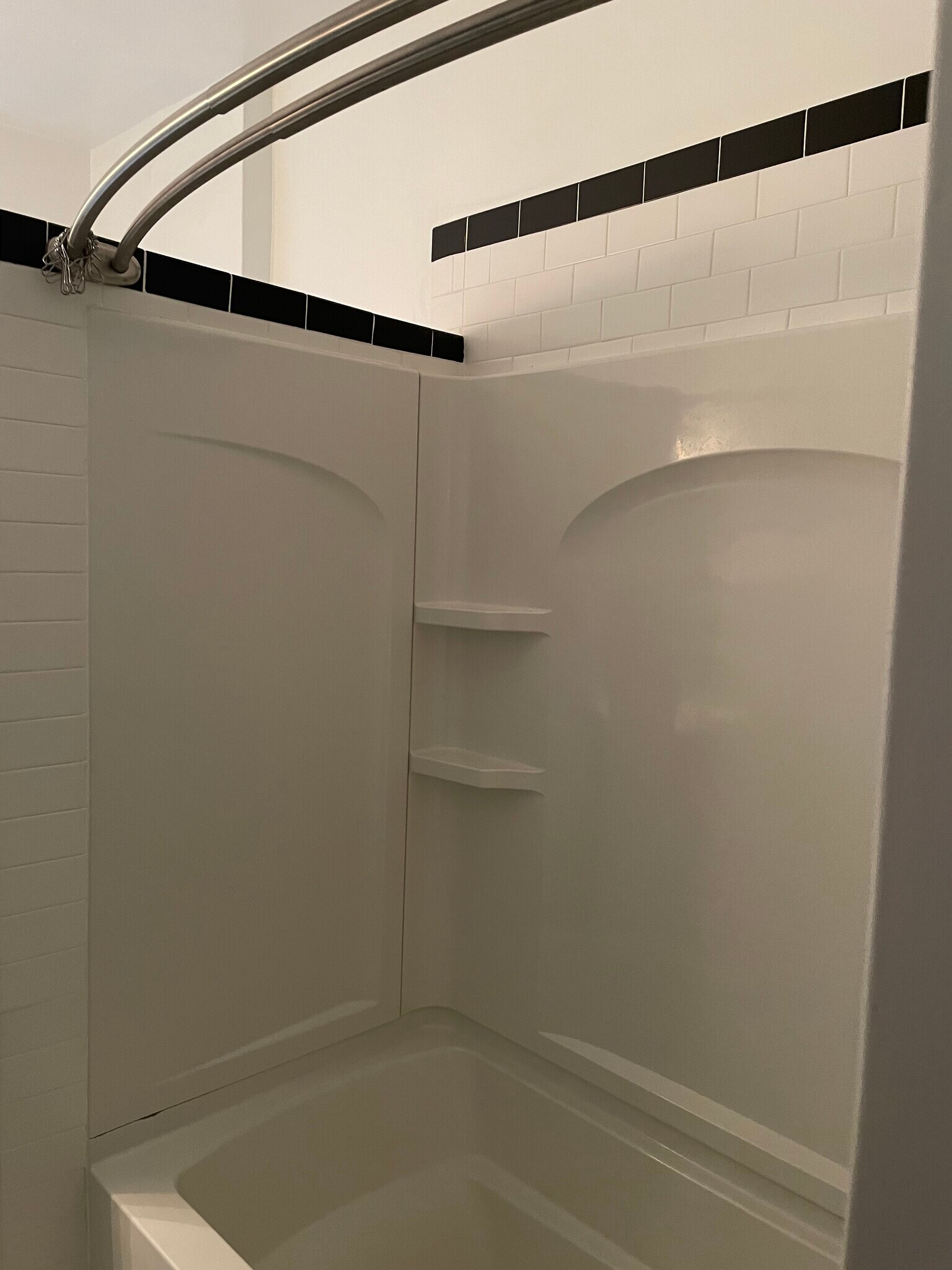 bathtub/shower - 2523 LeClaire St