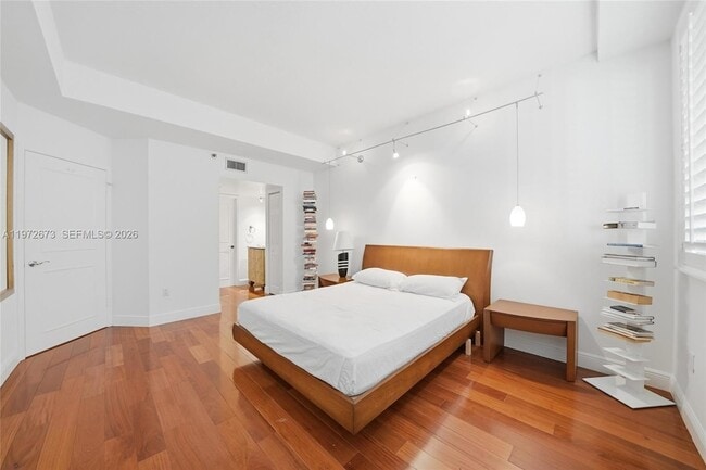 Building Photo - 540 Brickell Key Dr