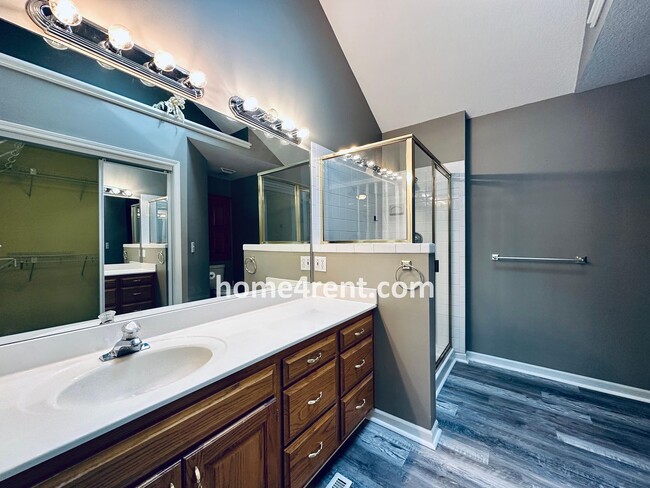 Building Photo - Spacious Four Bedroom Home in KCMO w/ Bran...