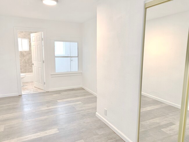 Building Photo - 350 E 60th St