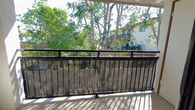 Building Photo - 1013 S Sunshine Ave