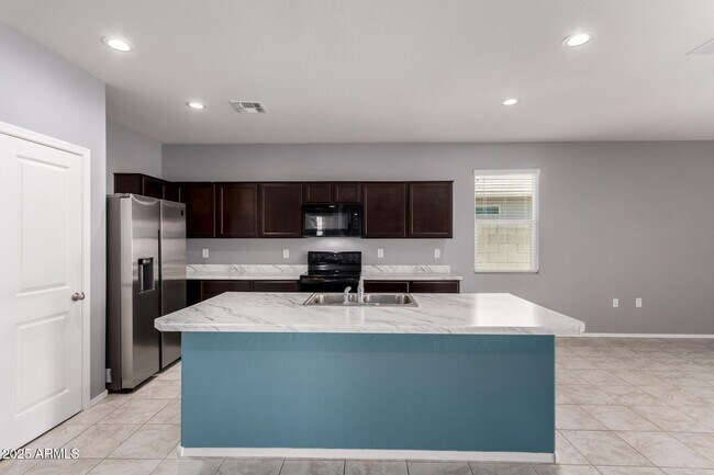 Building Photo - 1925 W Pima Ave