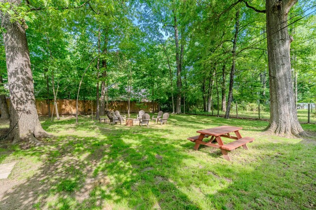 Building Photo - Available Early August! Beautiful 3-bedroo...