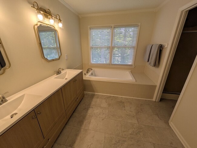 Building Photo - 2251 Nettlebrook Dr
