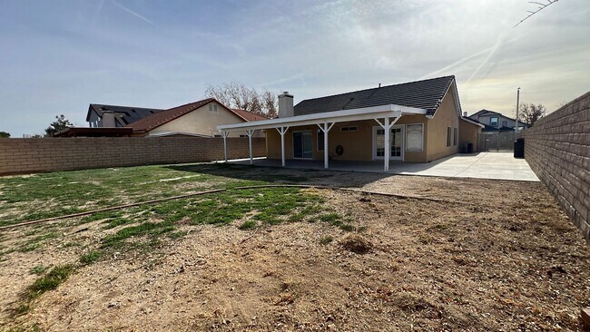 Building Photo - (APPLICATION PENDING) East Lancaster Home