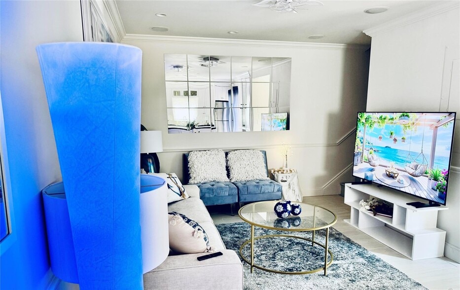 Building Photo - 1010 NE 8th Ave