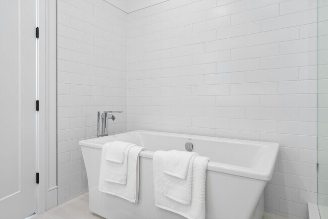 Building Photo - Premier Penthouse Suite at Seven 88 West Midtown-