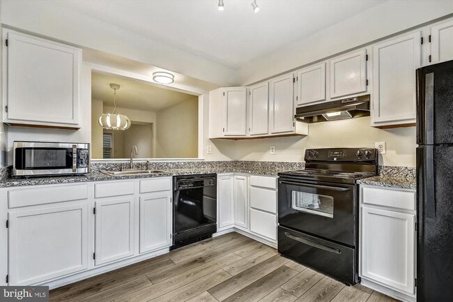 Building Photo - 13 Janwall Ct