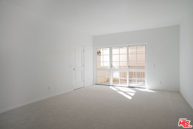 Building Photo - 851 N San Vicente Blvd